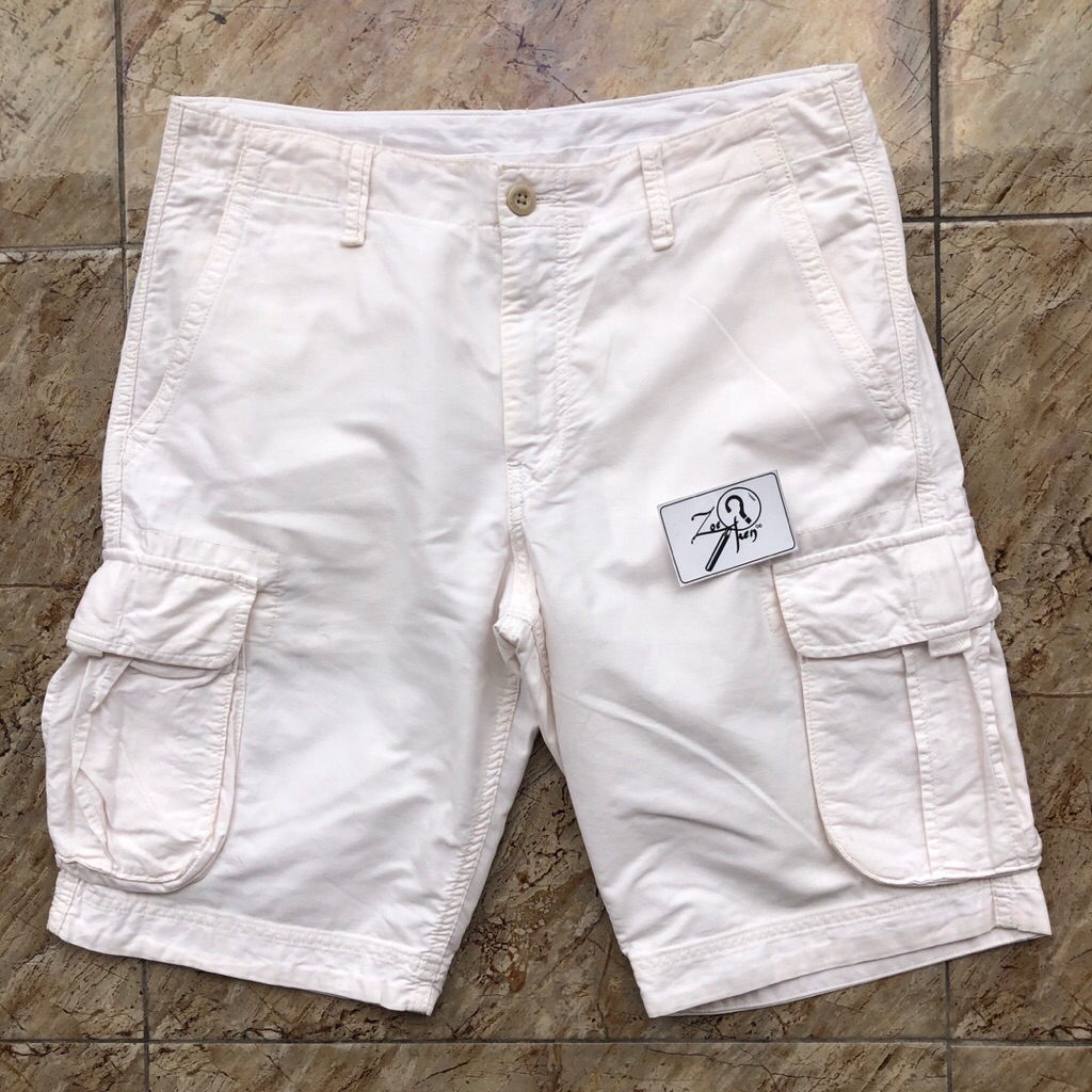 CELANA PENDEK CARGO UNIQLO TEBAL PUTIH