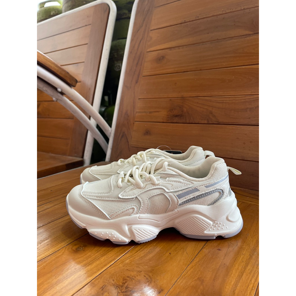 Preloved Sepatu Sneakers Club Culture Women Ukuran 37