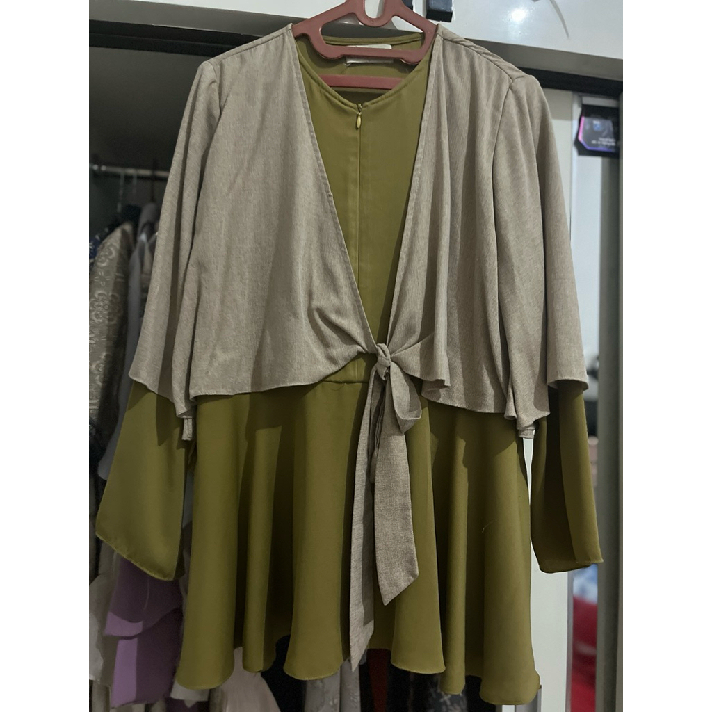 preloved blouse wearing klamby