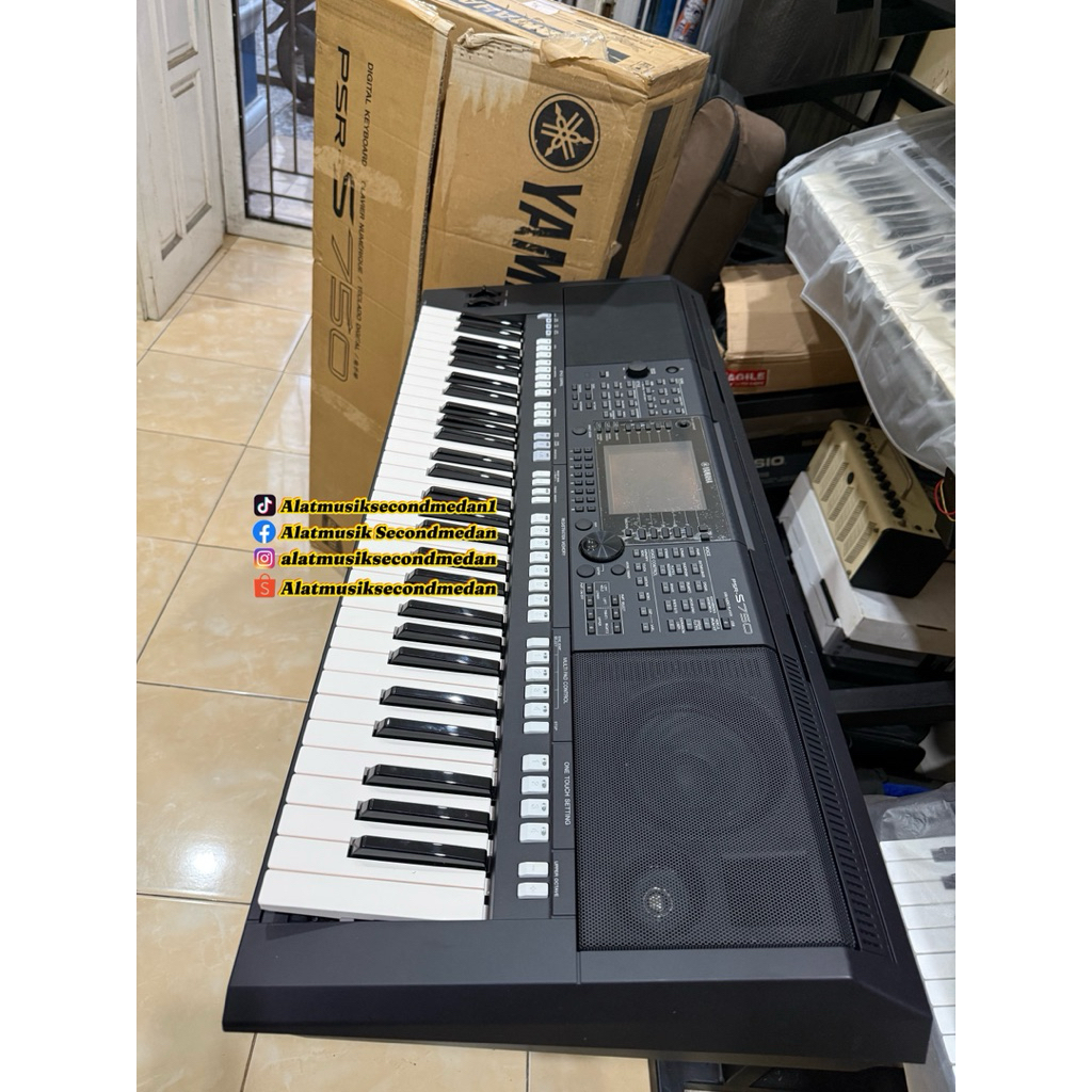 Keyboard Yamaha PSR S750 Original Gress Like New 99%