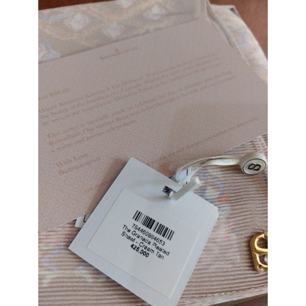 READY STOCK. SIAP KIRIM  PASHMINA BS. THE GRANADA PLEATED SHAWL CREAM TAN BUTTONSCARVES