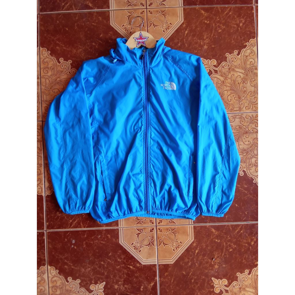 Jaket parasut Tnf
