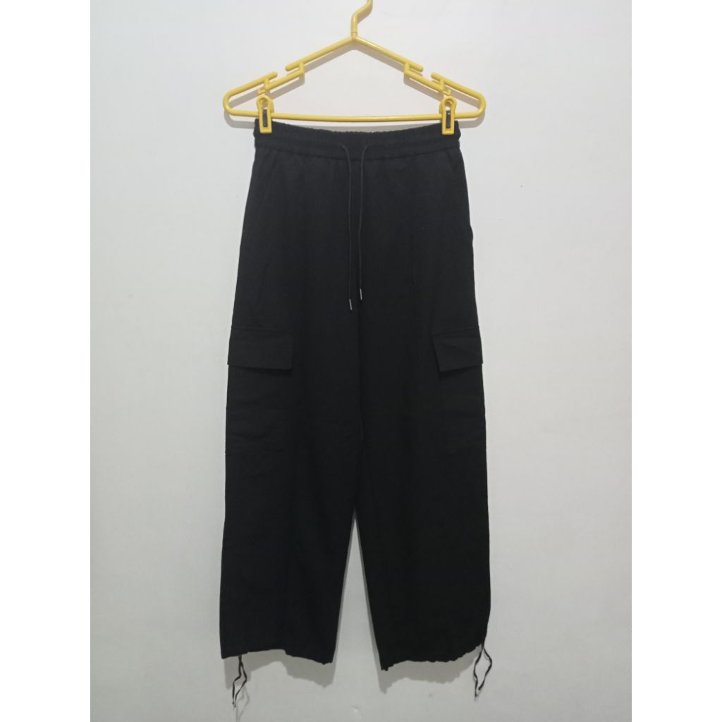 Preloved GU Cargo Wide Pants warna Hitam