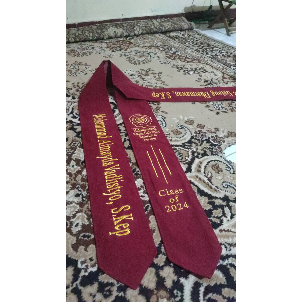 Selempang Wisuda Bordir Sarjana Eksklusif Desain Mewah Custom Bebas | Produksi Cawas Klaten