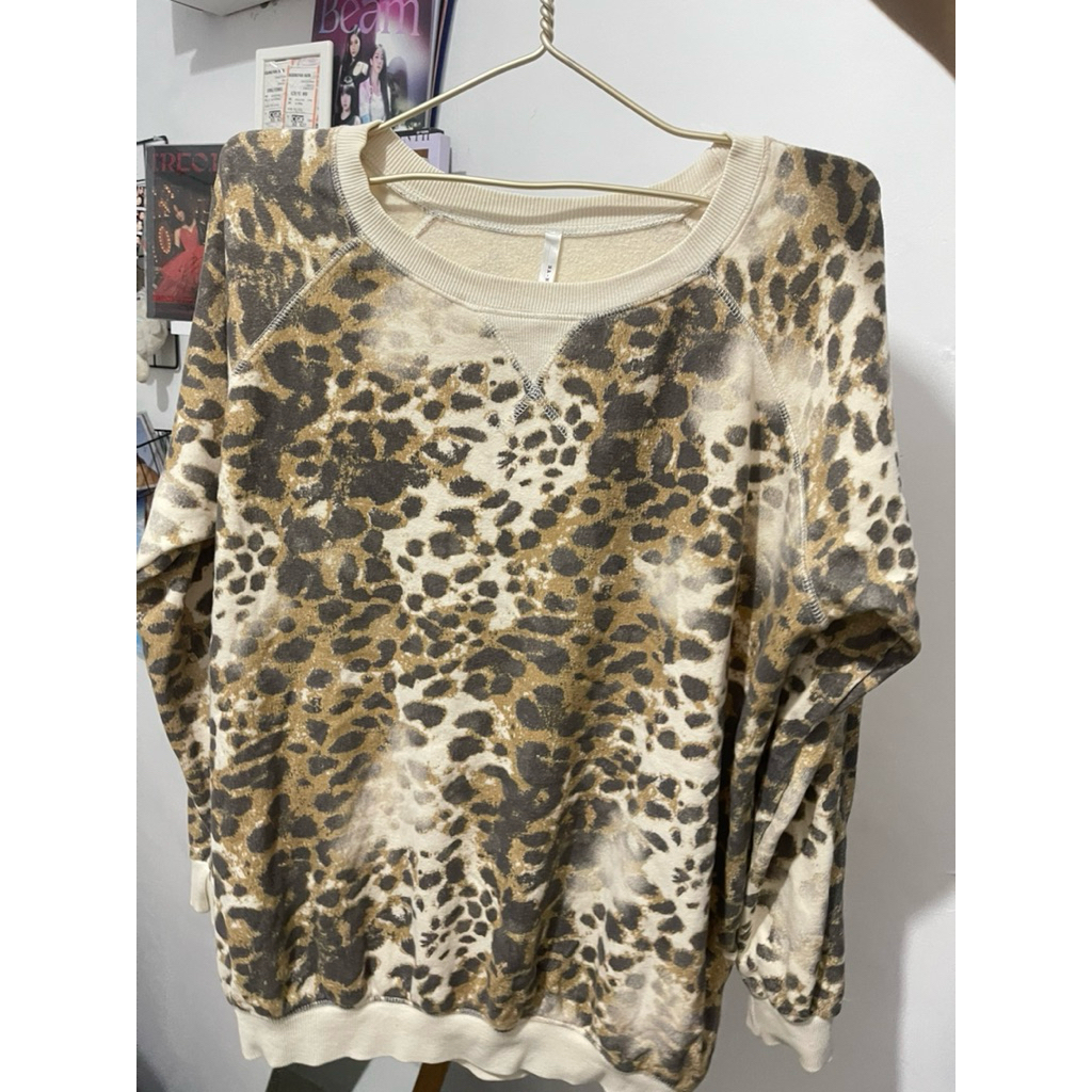 PRELOVED KAOS LENGAN PANJANG MOTIF LEOPARD