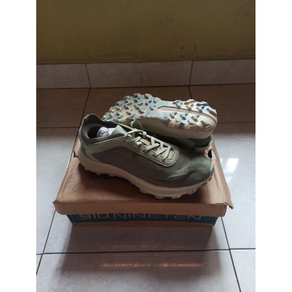 Sepatu Running 910 Yuza Echoes Size 41