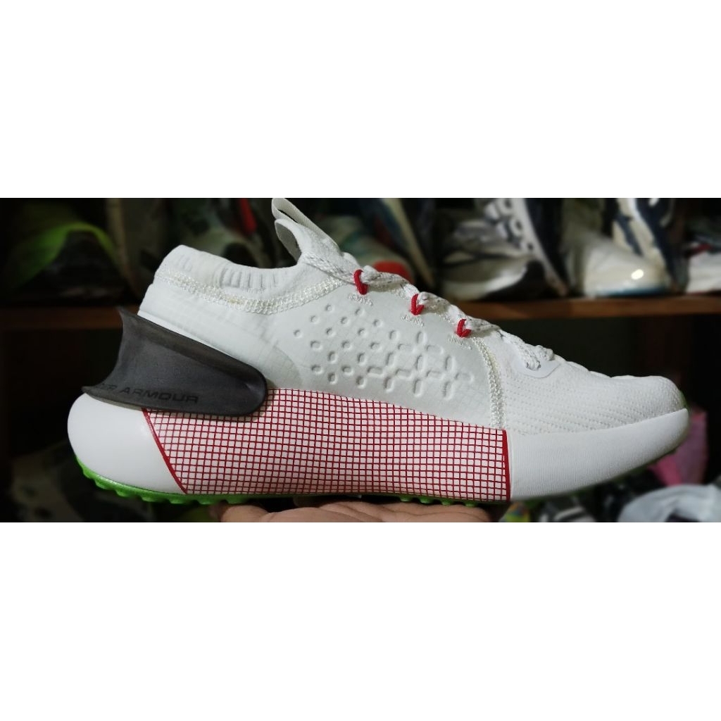 sepatu UA hovr phantom putih size 40