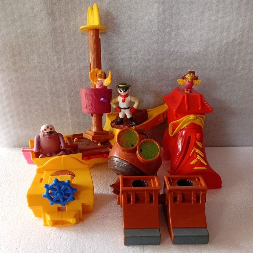 Maskot McD Sepatu Kapal Robot Take All