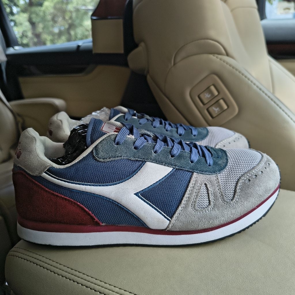 (AMAN & NETRAL)Sepatu Pria Diadora Simple Run – Preloved – Size 41 (26 cm)