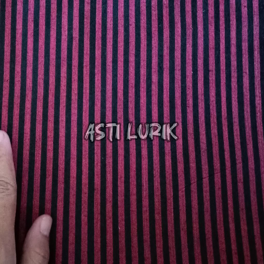 Kain Tenun Lurik ( 200 x 105 110 ) . Tenun Lurik ATM . Lebar Besar . Warna Merah Hitam Lir Kecil . L