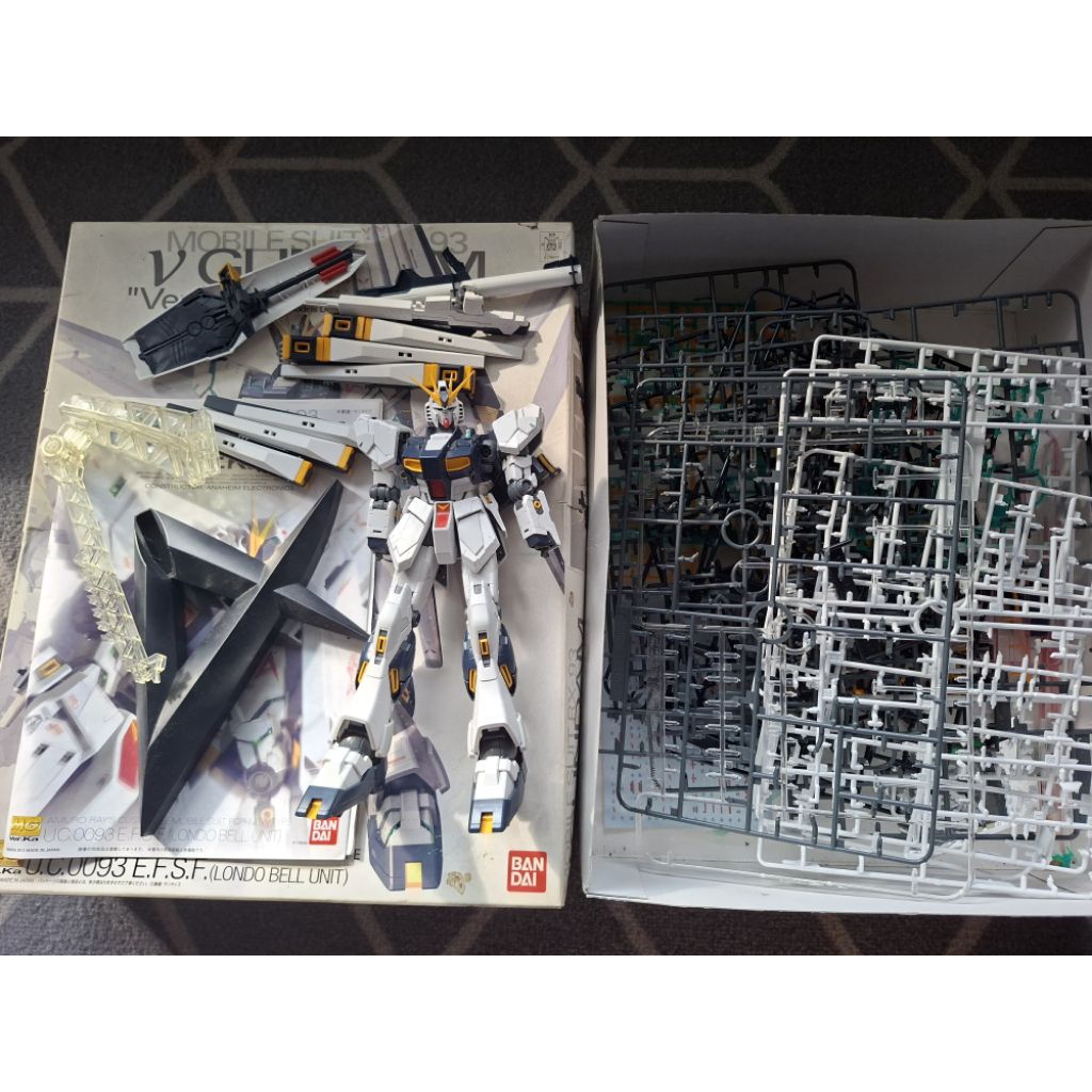 Nu Gundam Ver. Ka RX-93 MG 1/100 Bandai