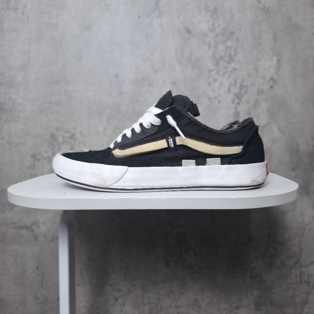 Vans Vault Old Skool Cap LX Regrind in black and true white