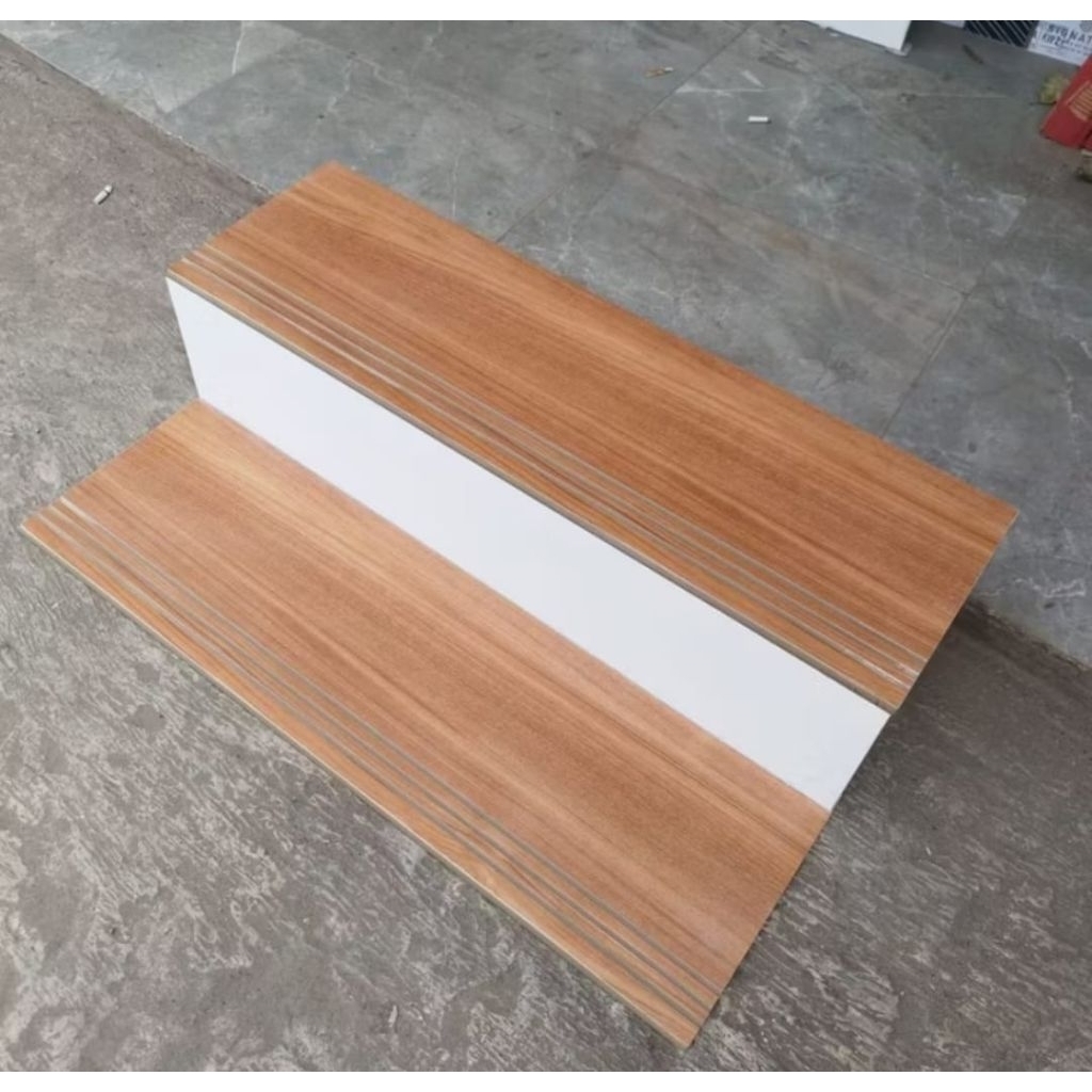 granit pijakan anak tangga motif kayu 30x120+20x120 dinding putih glosy