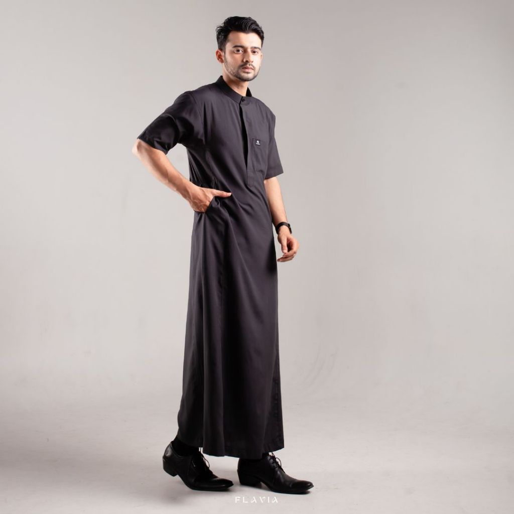 Sarimbit Studio - Jubah Thobe Pria Lengan Pendek Athir Series Warna Hitam Bahan Cooltech BY Hurim