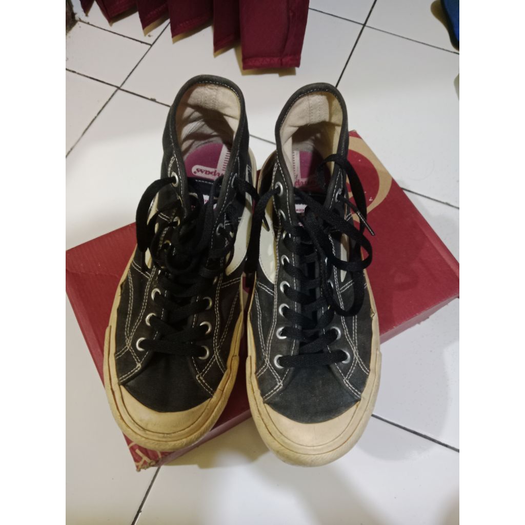 Sepatu Compass Gazelle Low Putih Hitam (SECOND)  - Desain Klasik, Bahan Kanvas, Nyaman Dipakai