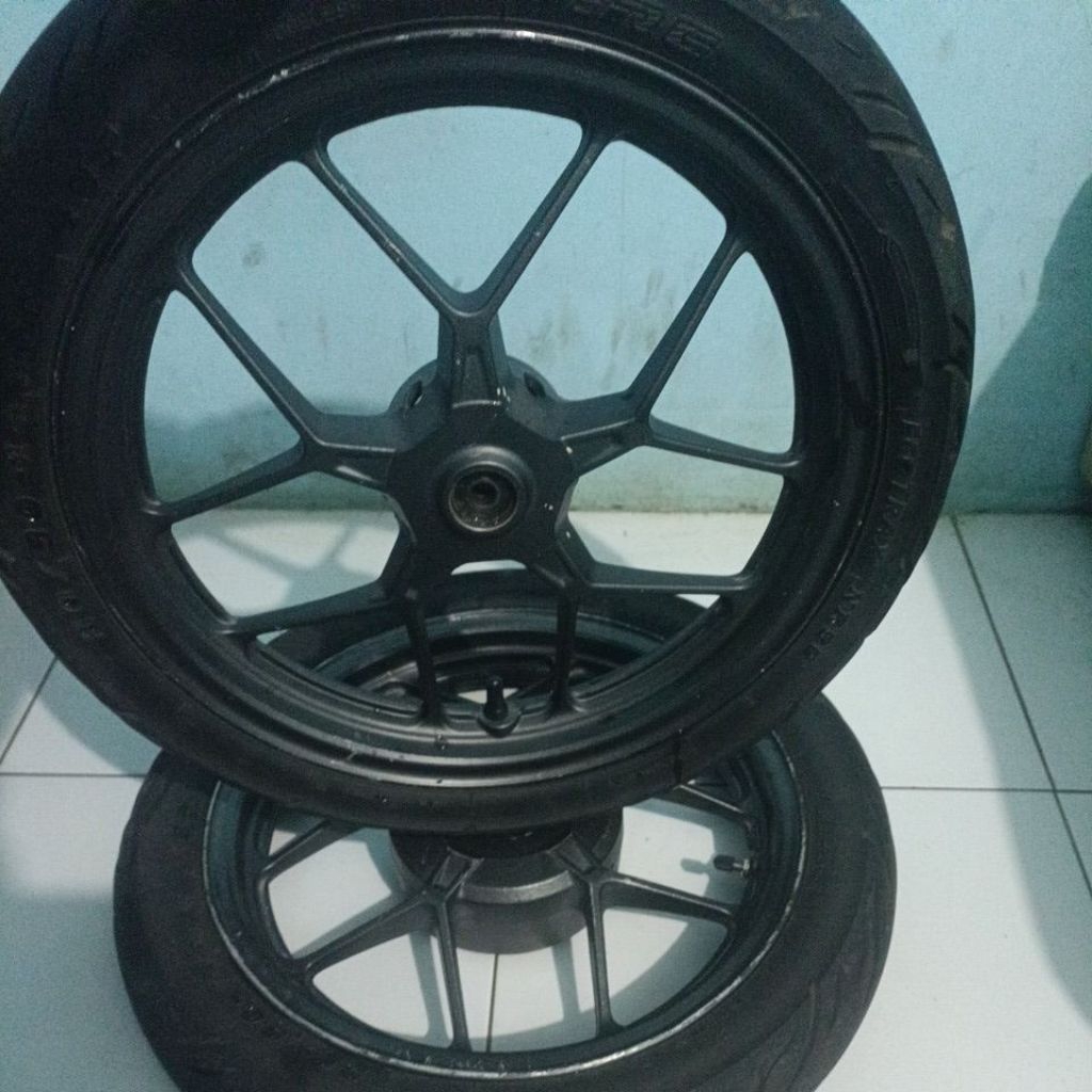 velg Vario/beat ( old or new ) + ban IRC tubles