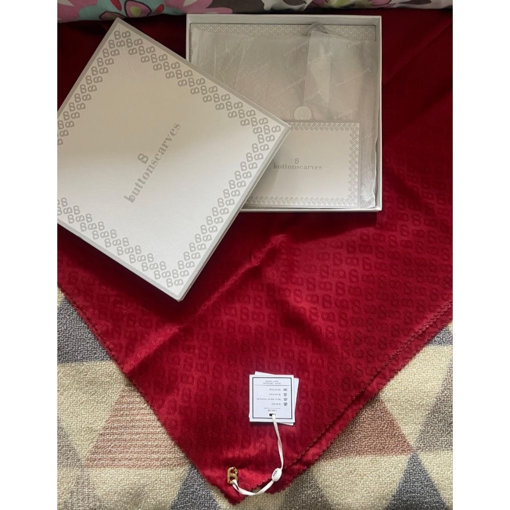 Buttonscarves new tapis emboss red dahlia