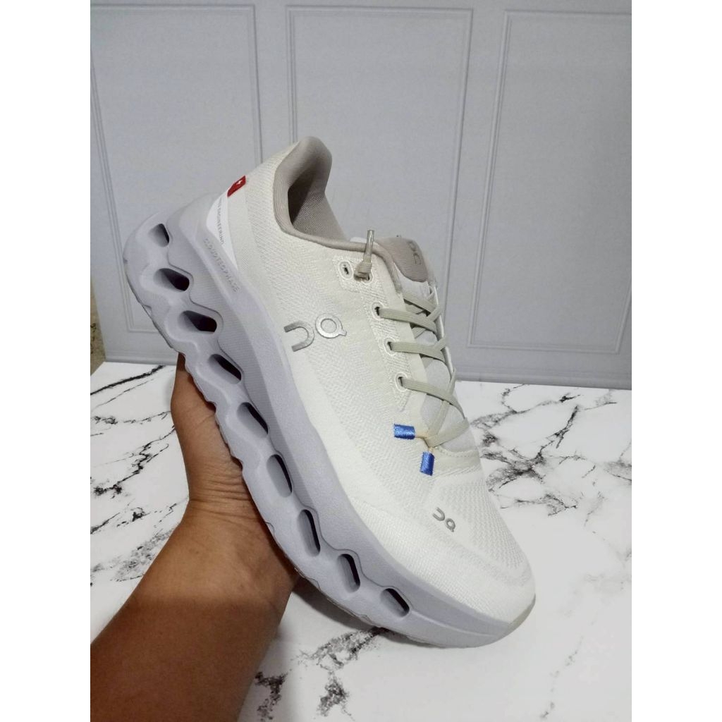 sepatu wanita on running on cloud