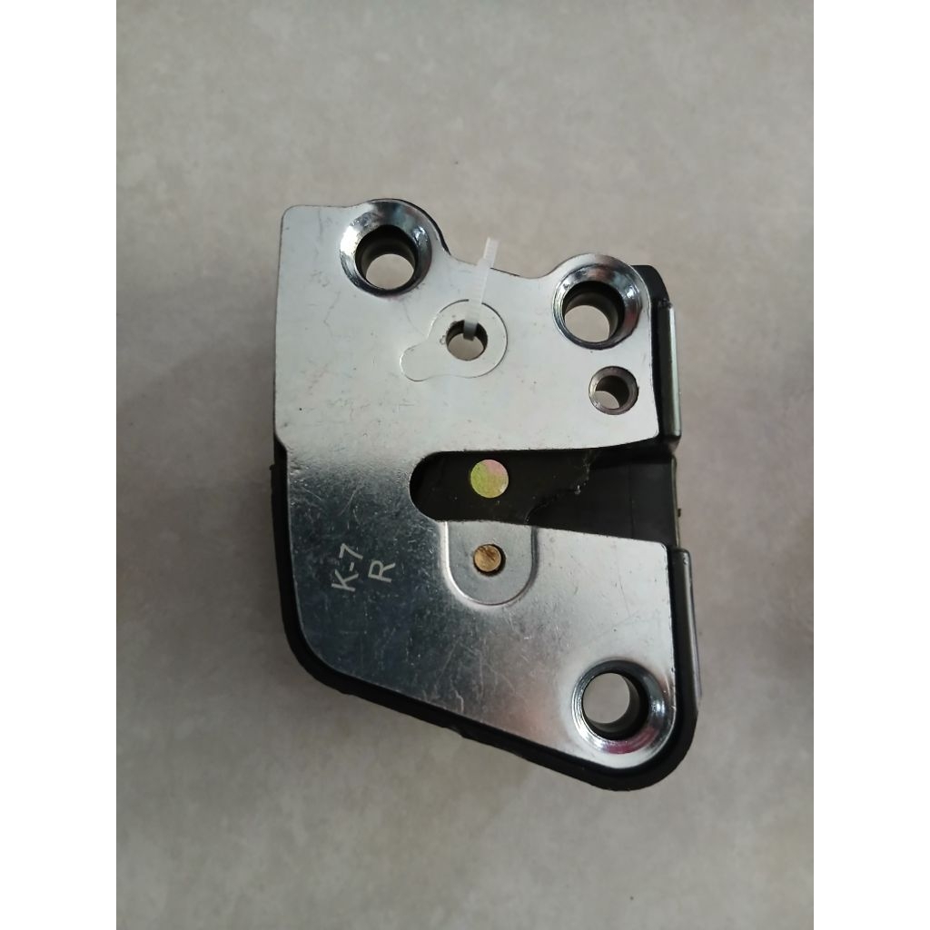 Door Lock Pintu Mobil Daihatsu Taruna Efi & Karbu Semua Tahun Kanan Depan/Belakang/Pintu Bagasi