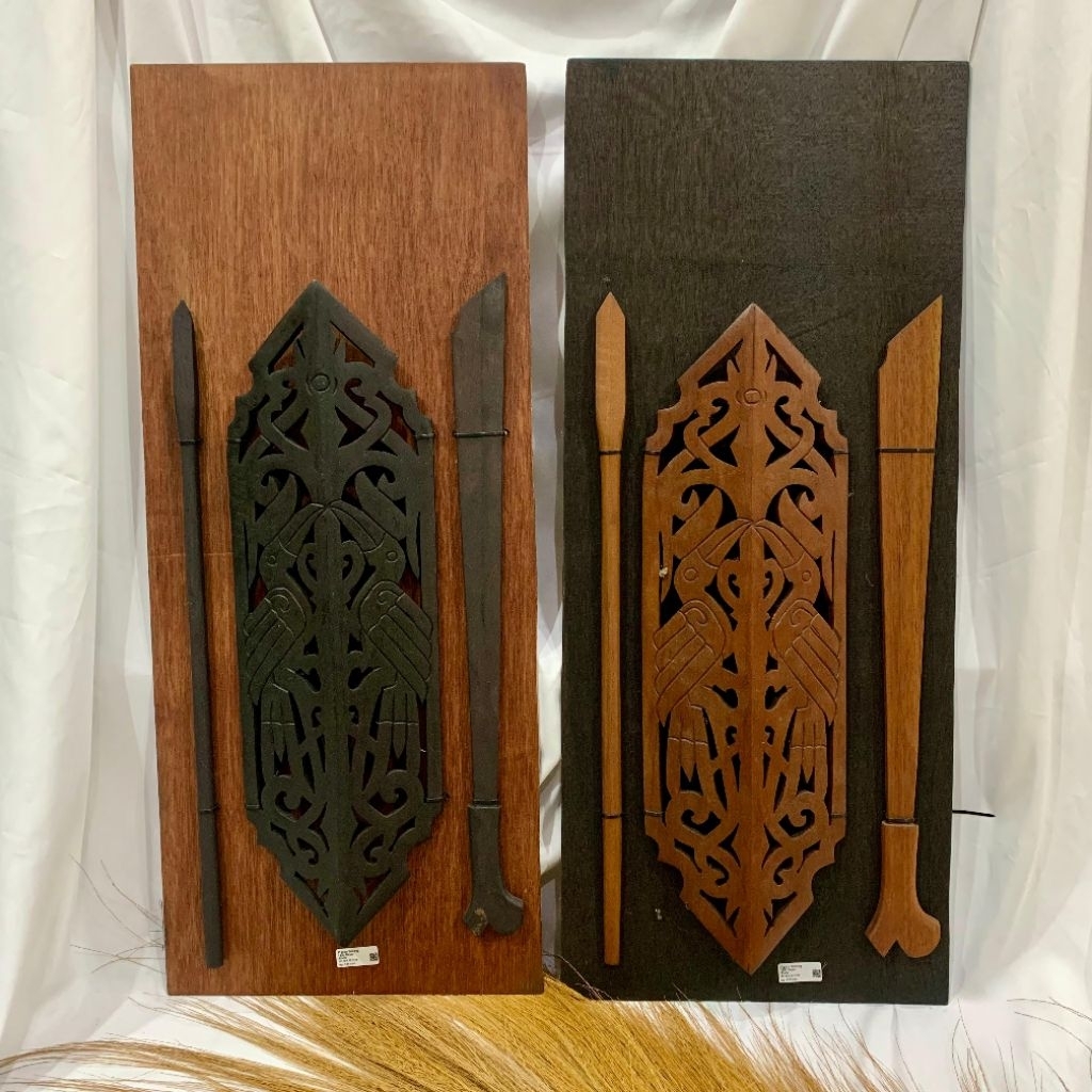 PAJANGAN PIGURA TAMENG - PIGURA TAMENG UKIR KAYU