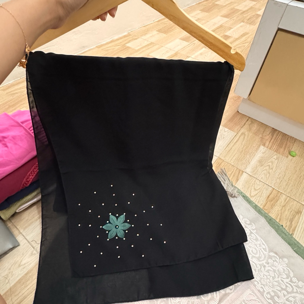 preloved pasmina arab panjang warna hitam ada motif bunga