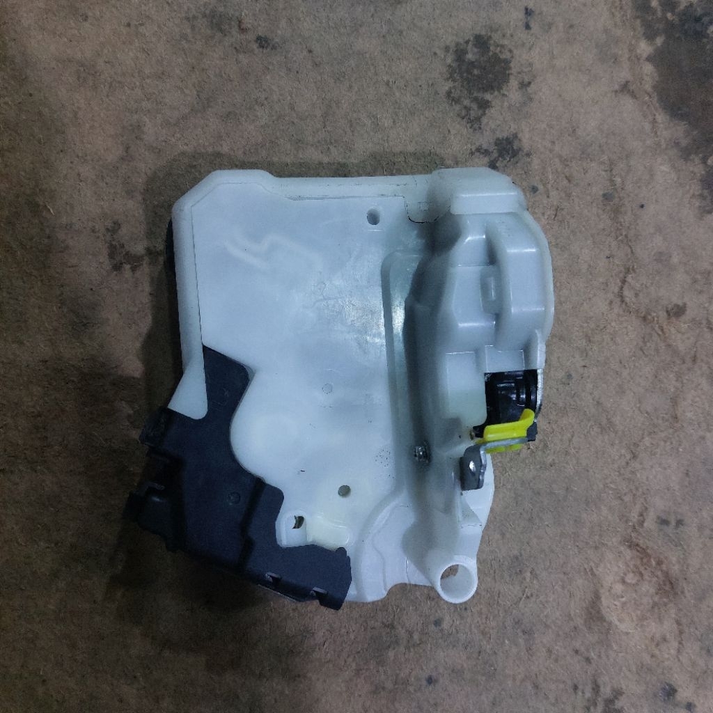 Door Lock Agya Agya Calya Sigra Pintu Belakang Kanan / Kiri Original