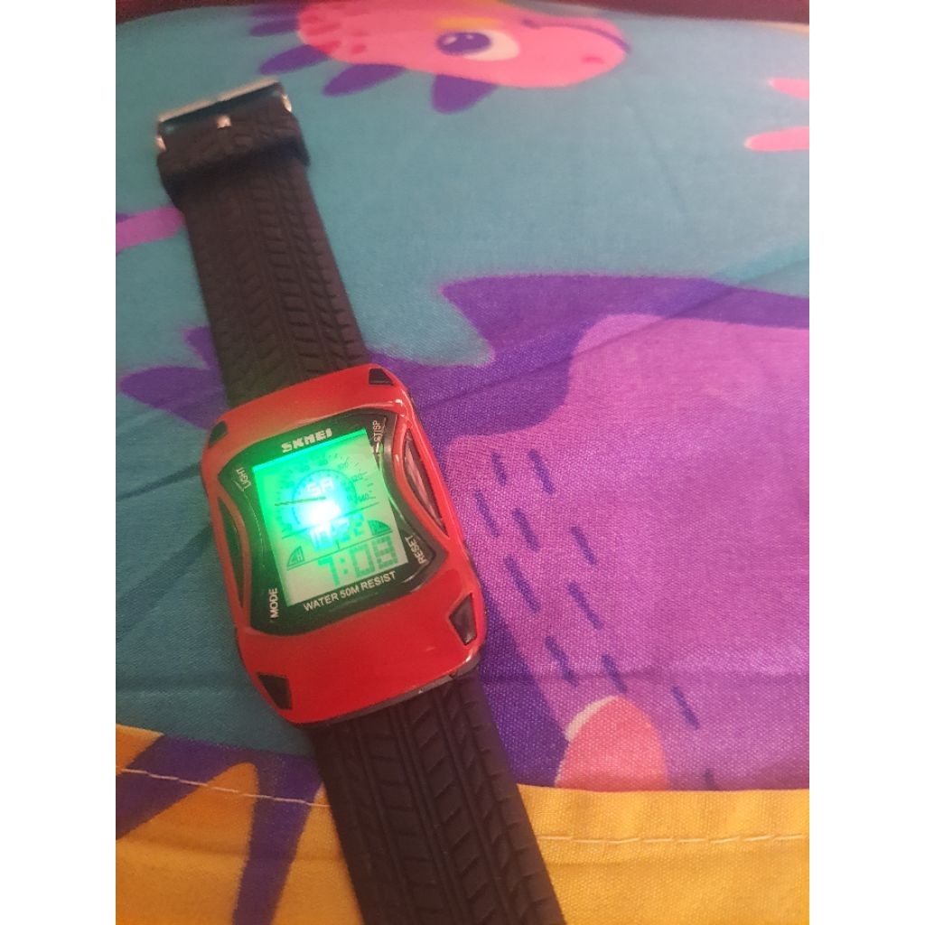 jam tangan bentuk mobil