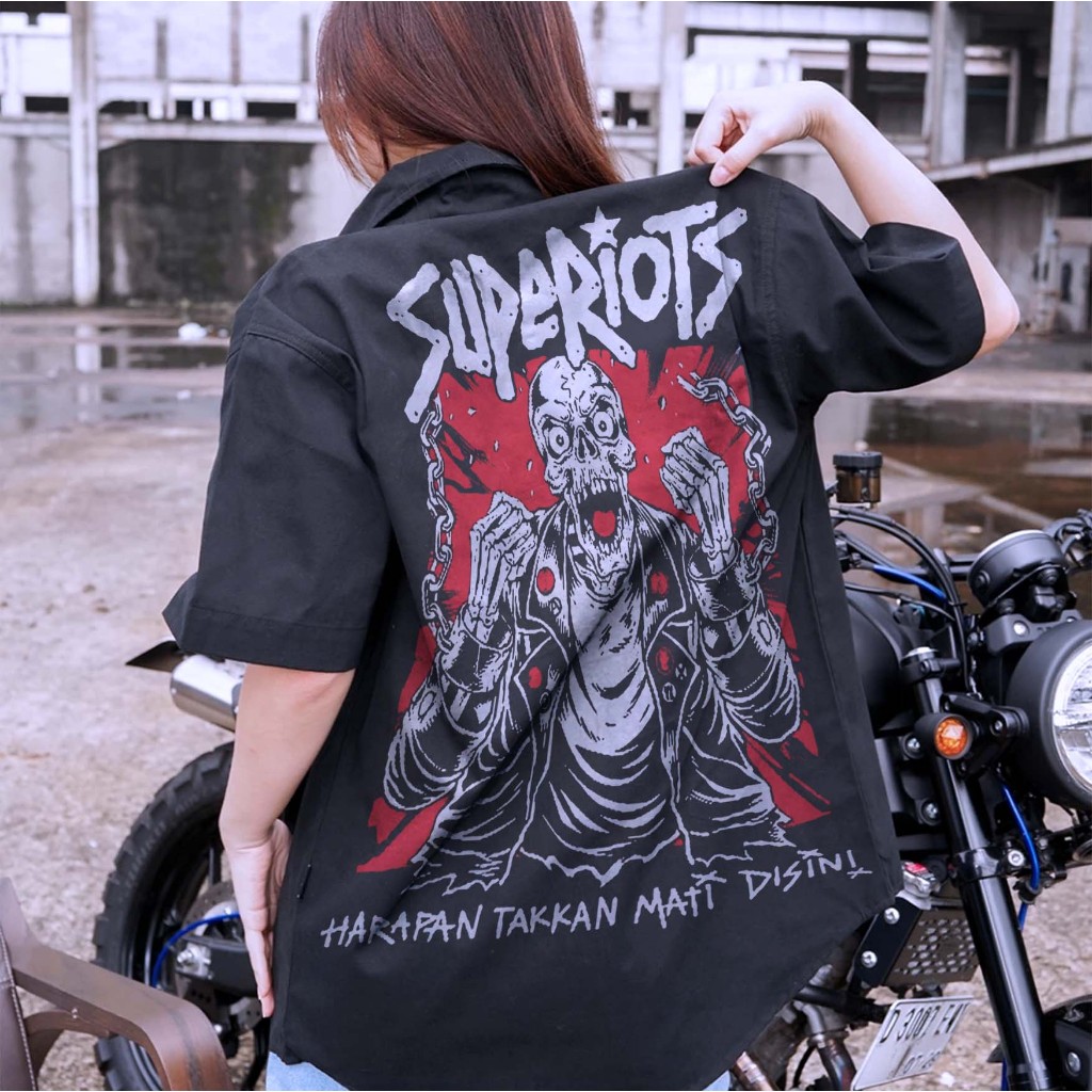 kemeja super riot,kemeja berbahan tebal,pdl super riot,kemeja pendek,kemeja hitam,kemeja band punk,k