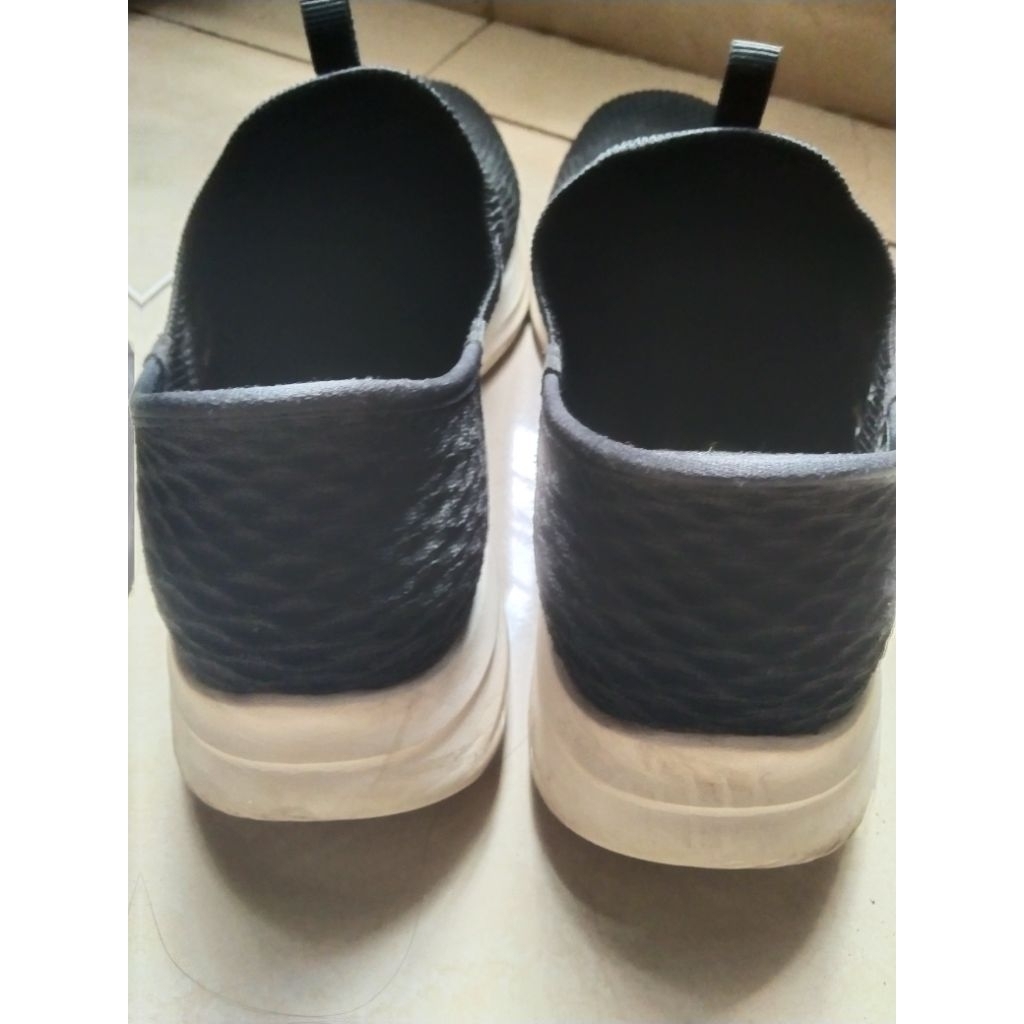 Skechers slip in hitam putih