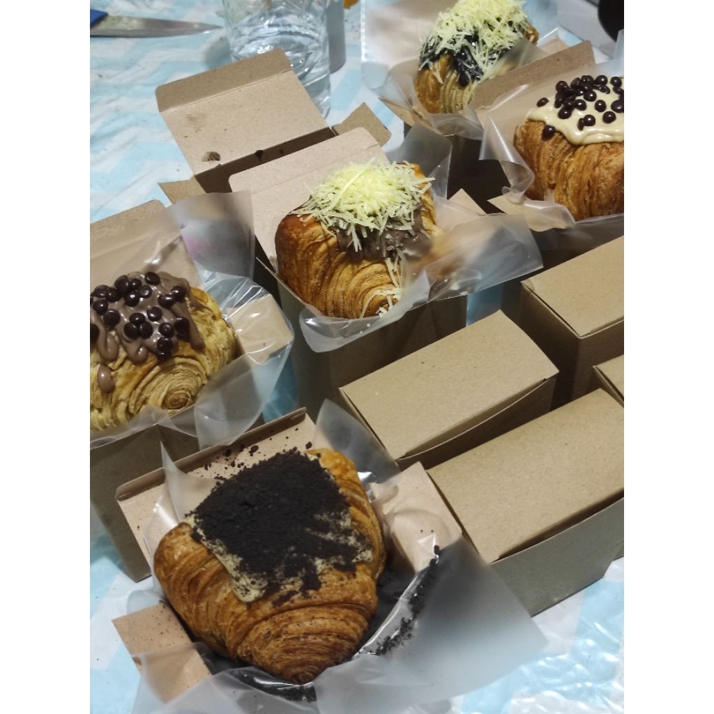 cromboloni aneka topping, pastry cromboloni, croissant
