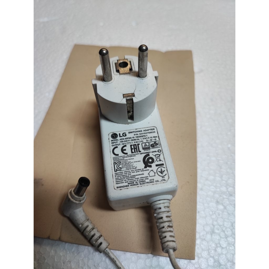 Adaptor LG  ADS-40FSG-19  19V 1,3A Jack jarum 6mm, warna putih
