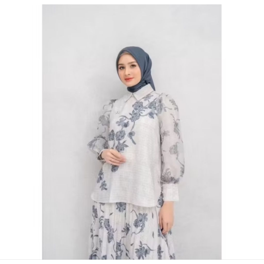 Lagosi Blouse wearing klamby