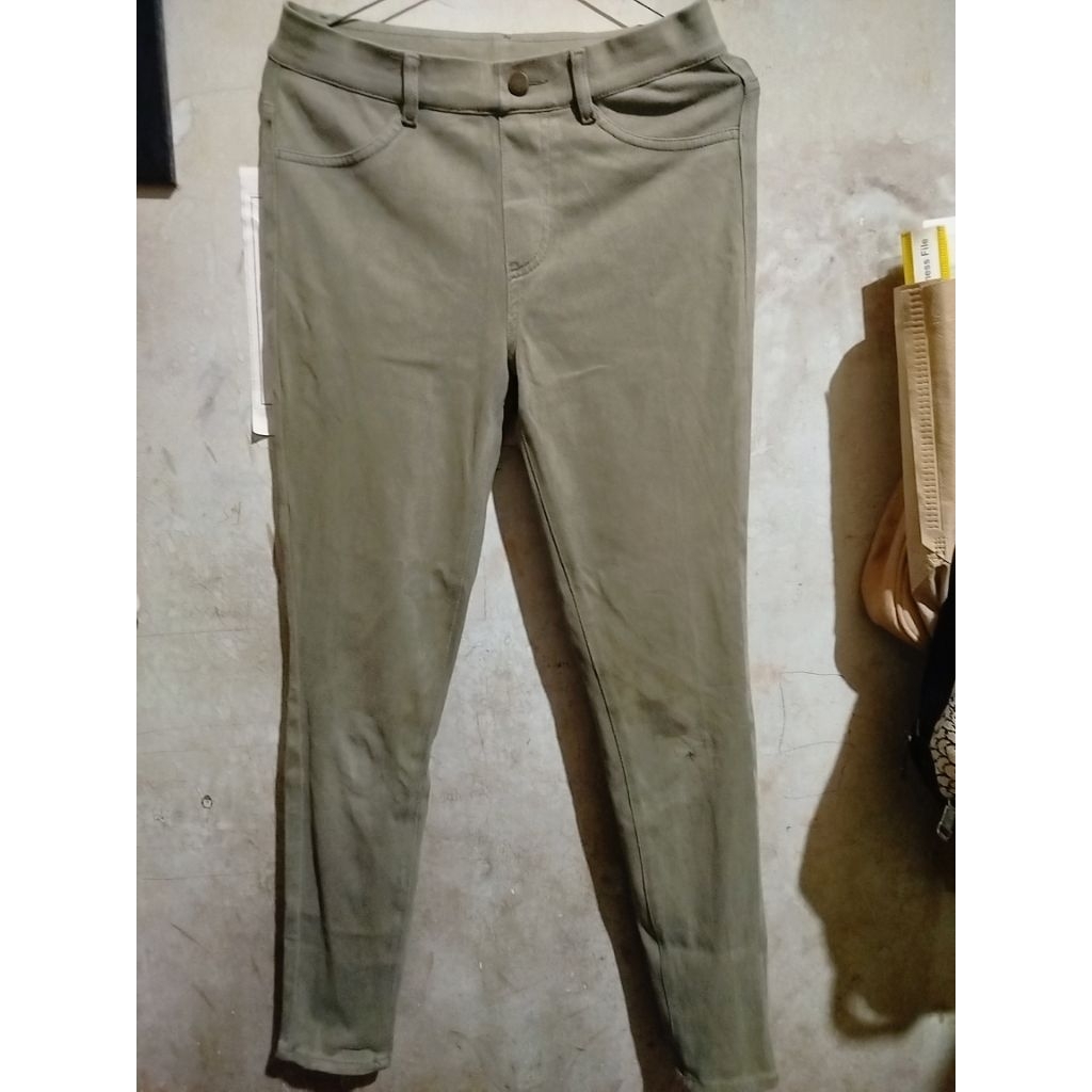 Preloved Celana Pinggang Karet Wanita Uniqlo Sage Celana Kantor Cantik