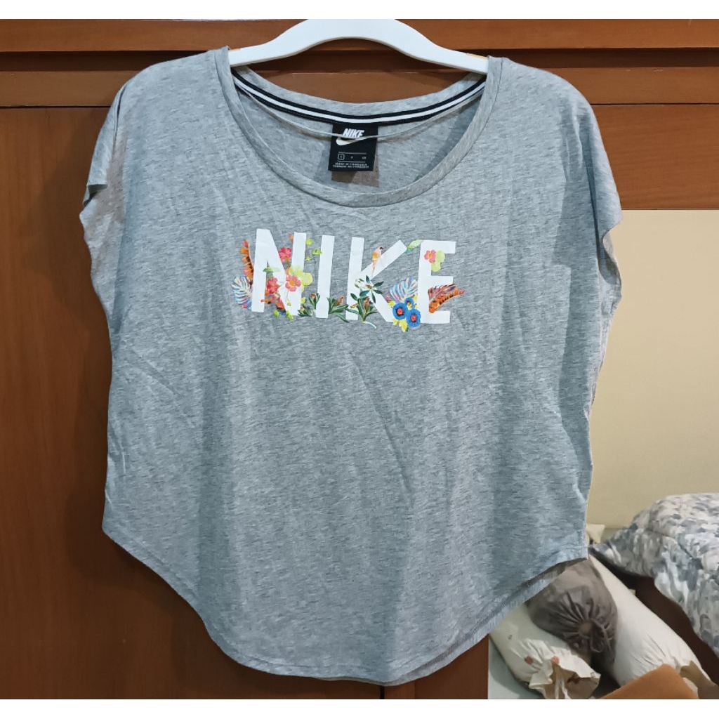 Atasan Croptop warna Abu merk Nike Preloved