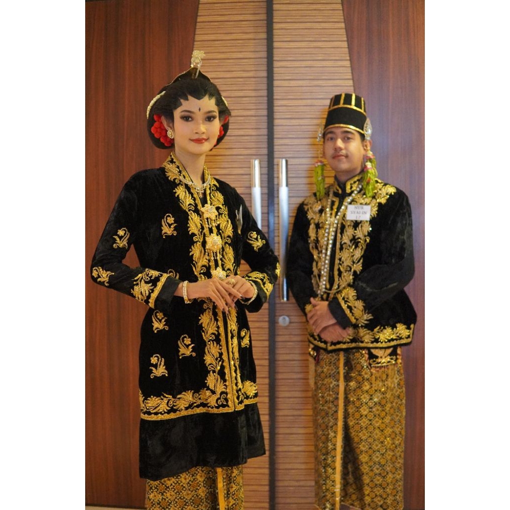 (preloved) Sepasang baju pengantin kanigaran Jogja wanita dan pria