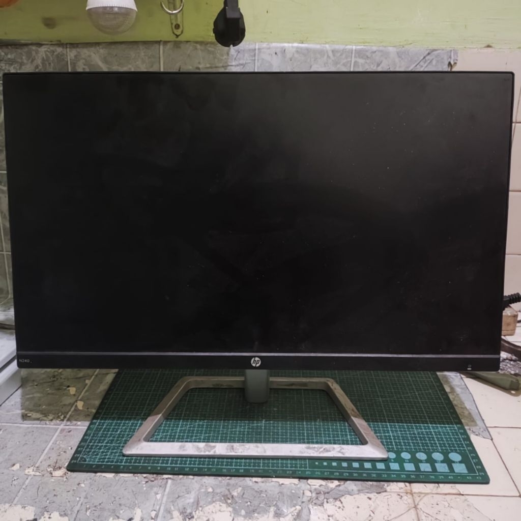 Monitor HP N240 – Mesin Hidup, Layar LCD Rusak (Untuk Sparepart / Servisan)