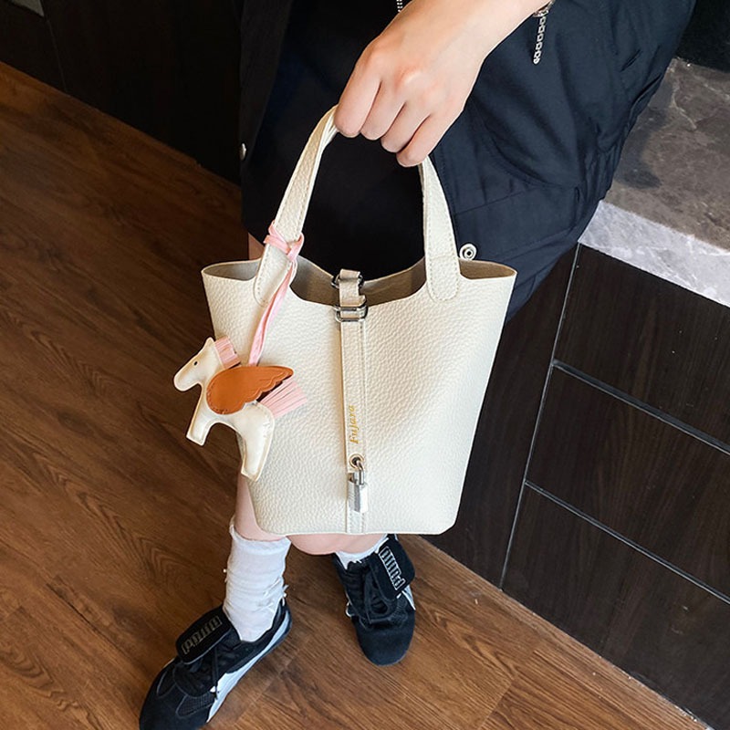 Tas Wanita Bucket Bag Minimalis Tas Selempang Ember Trendy Kulit Lembut Cocok untuk Kuliah Kampus Ke