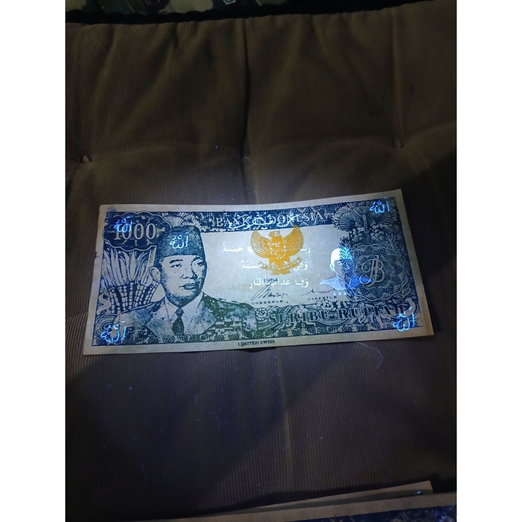 uang 1000 soekarno 1964  souvenir biru ultraviolet