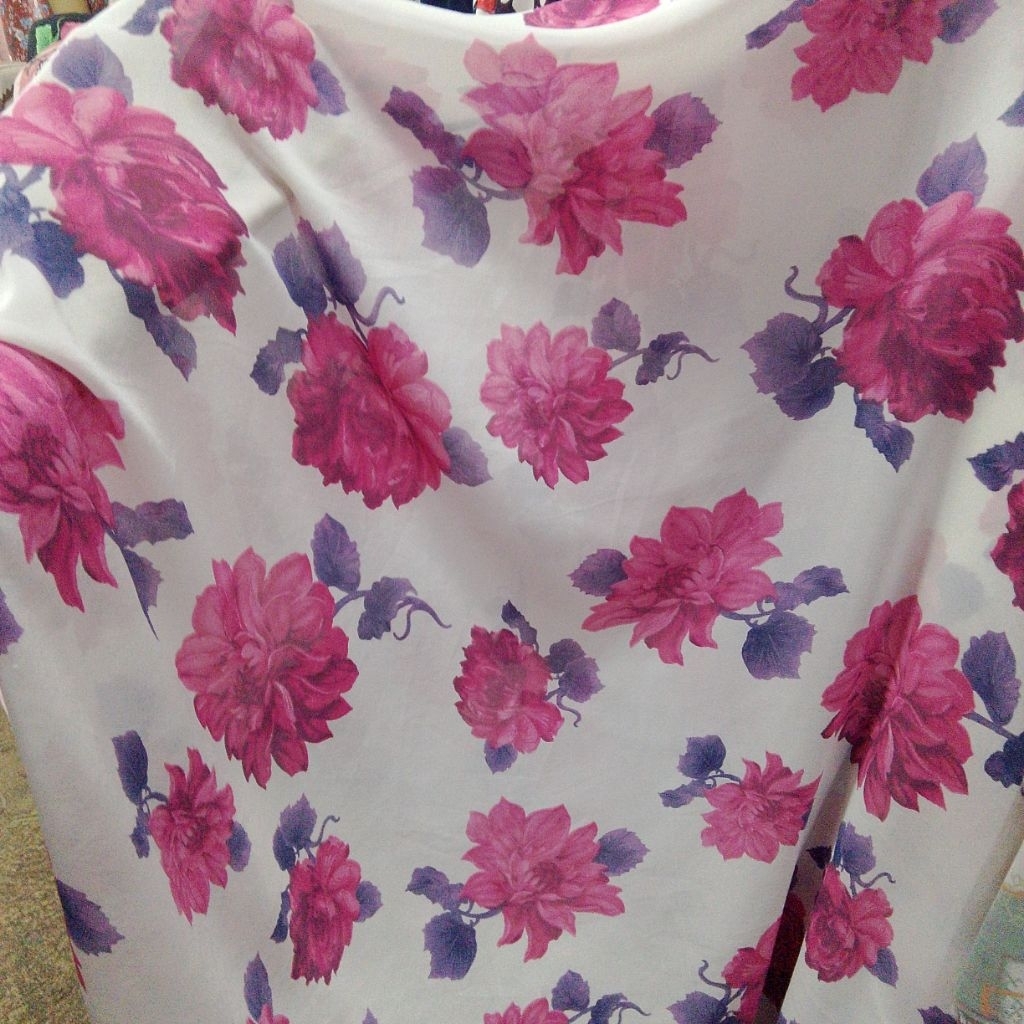 Kain Sifon Ceruty Babydoll Motif Bunga Mawar Fuchsia / Ceruti Print Rose Premium - Per Setengah Mete