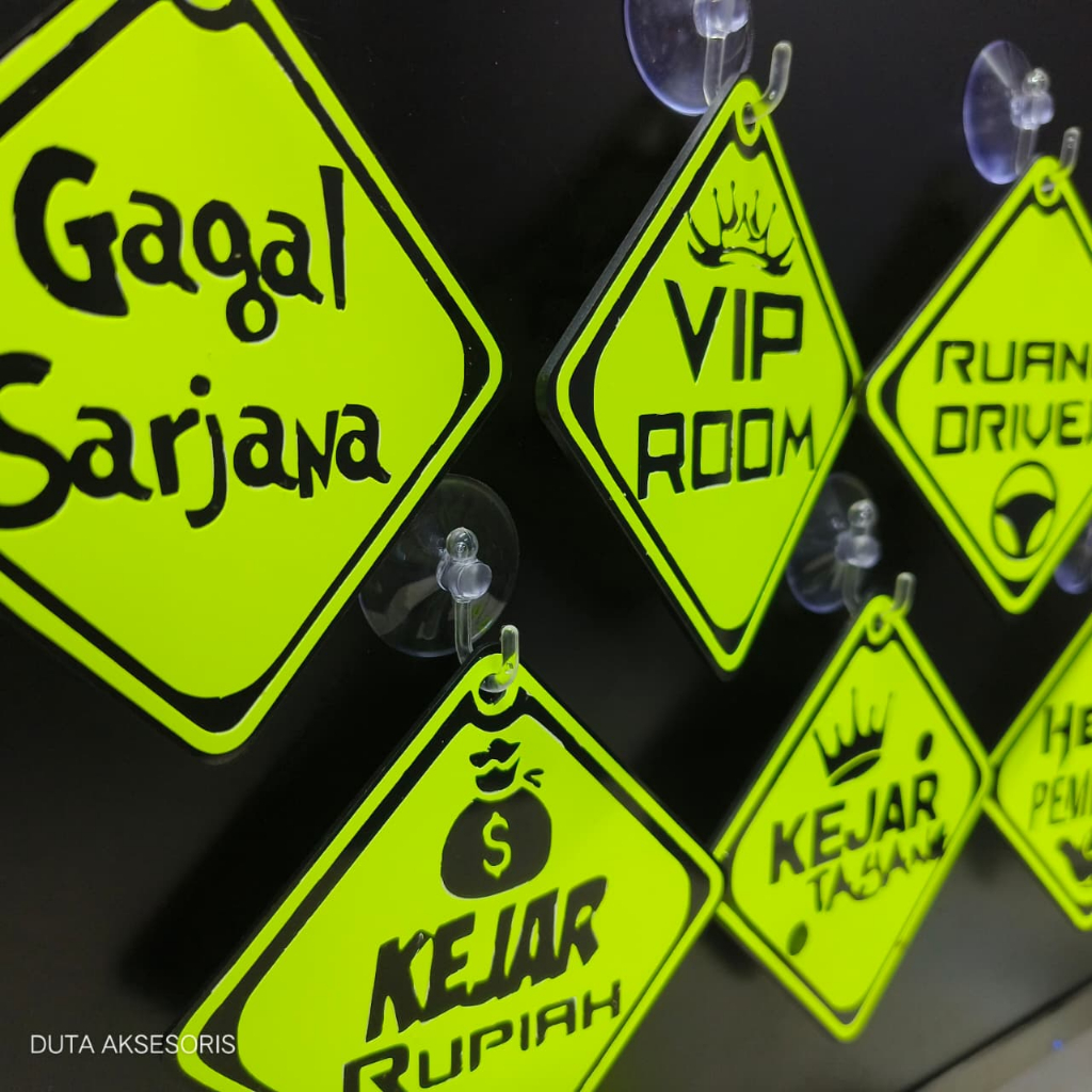 Mainan Kaca Mobil Akrilik Dasar Hitam Tulisan Stabilo V 3 Gantungan Kaca Mobil Akrilik Hitam + Tulis