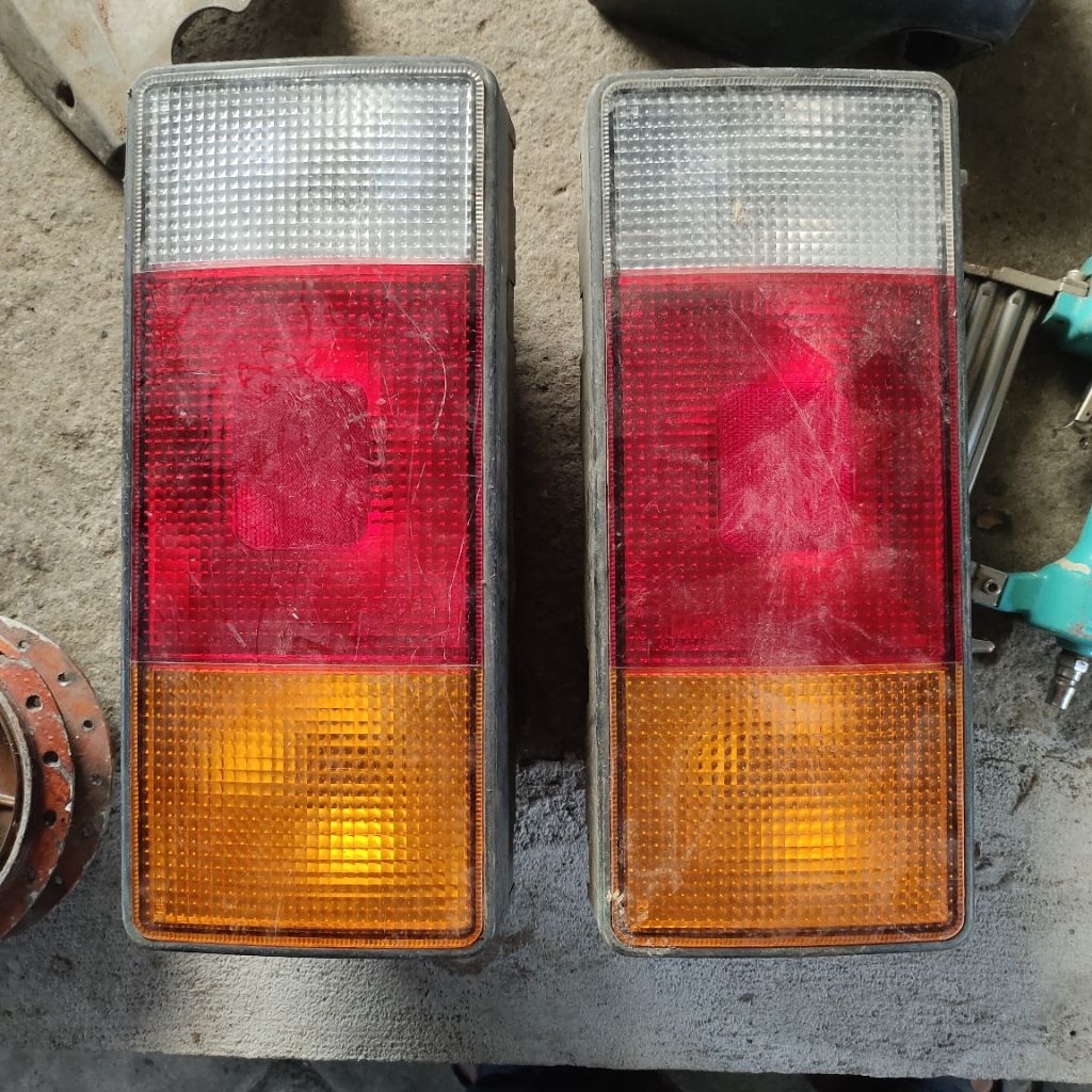 sepasang stoplamp lampu rem belakang truk canter copotan original