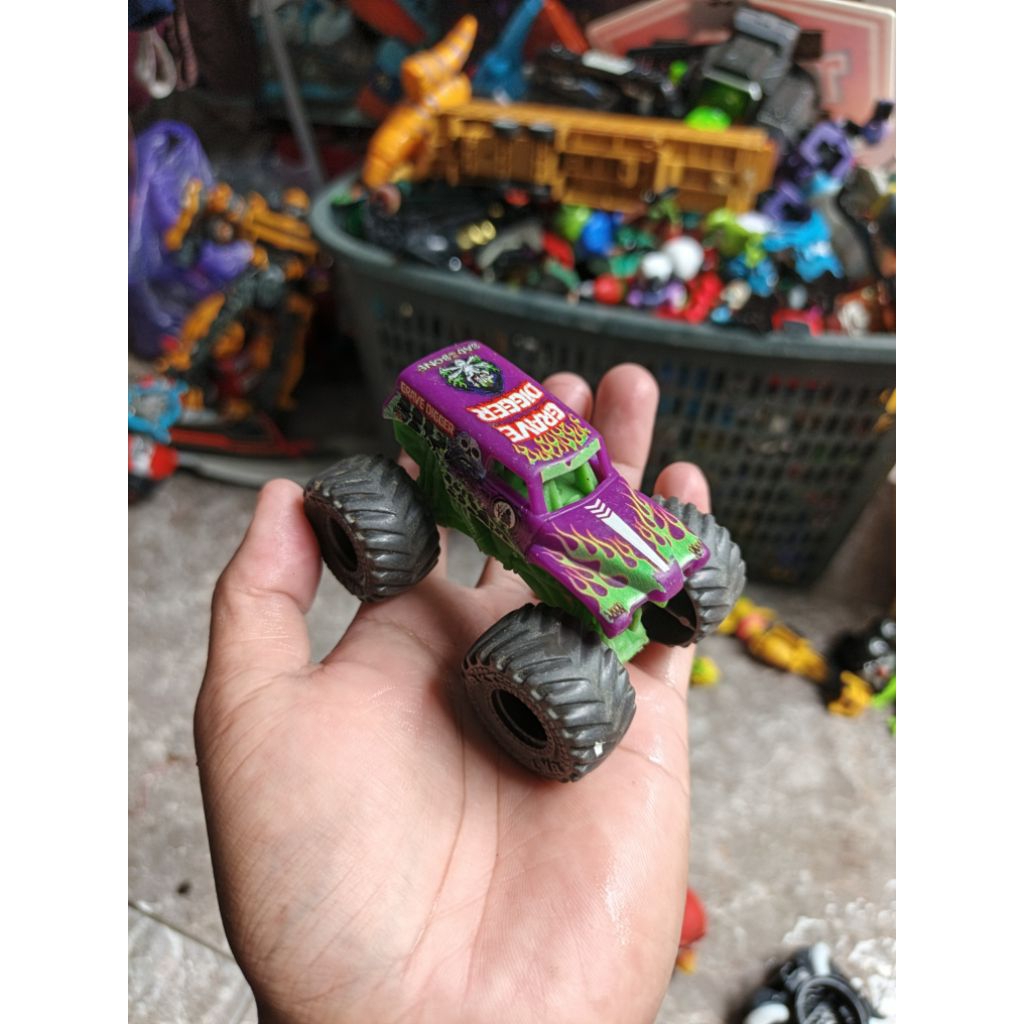 mobil monster jam grave digger