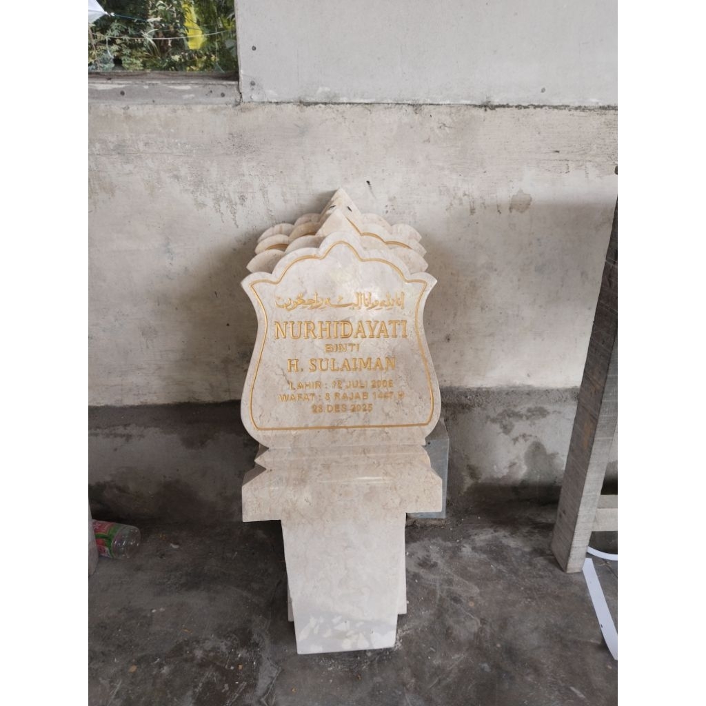 batu nisan tancap marmer