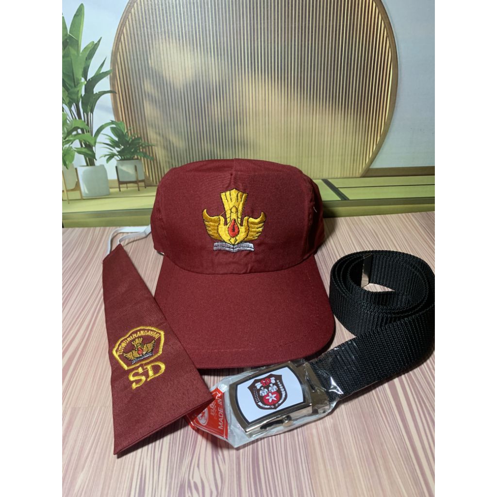 paket topi dasi dan sabuk sekolah SD Merah polos cewek