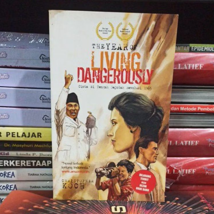 Novel Origina THE YEAR OF LIVING DANGEROUSLY Cinta di Tengah Gejolak Revolusi 1965
