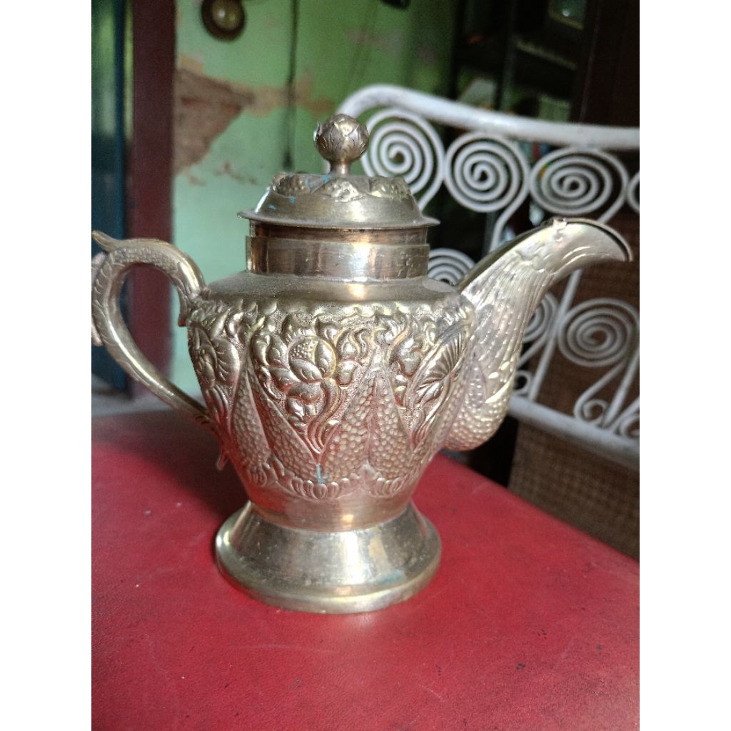 teko Kuningan antik kuno motif timbul