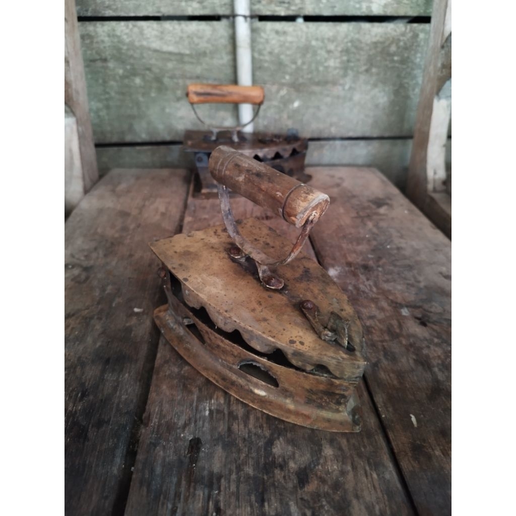 Setrika jadul arang buat pajangan full kuningan