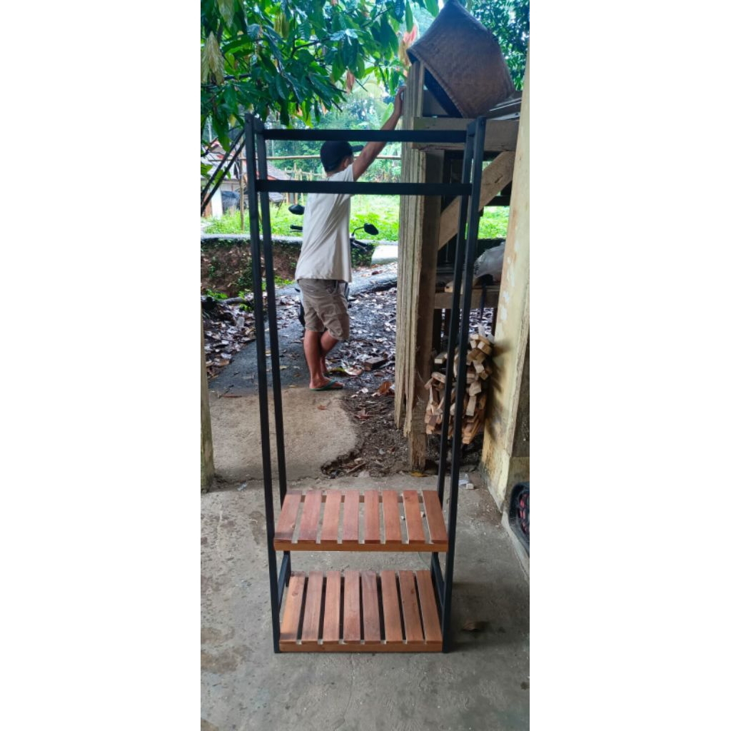 Lemari/rak gantungan baju minimalis