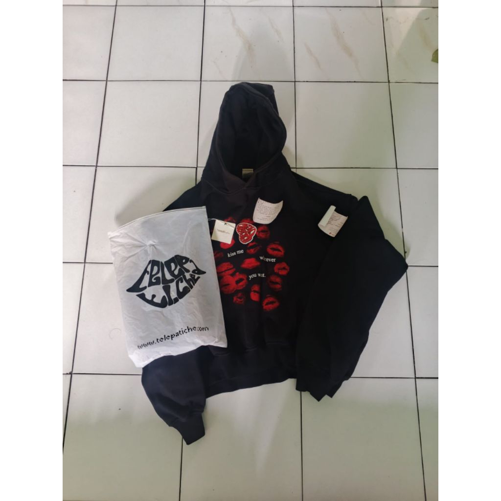 TELEPATI KISS ME BLACK