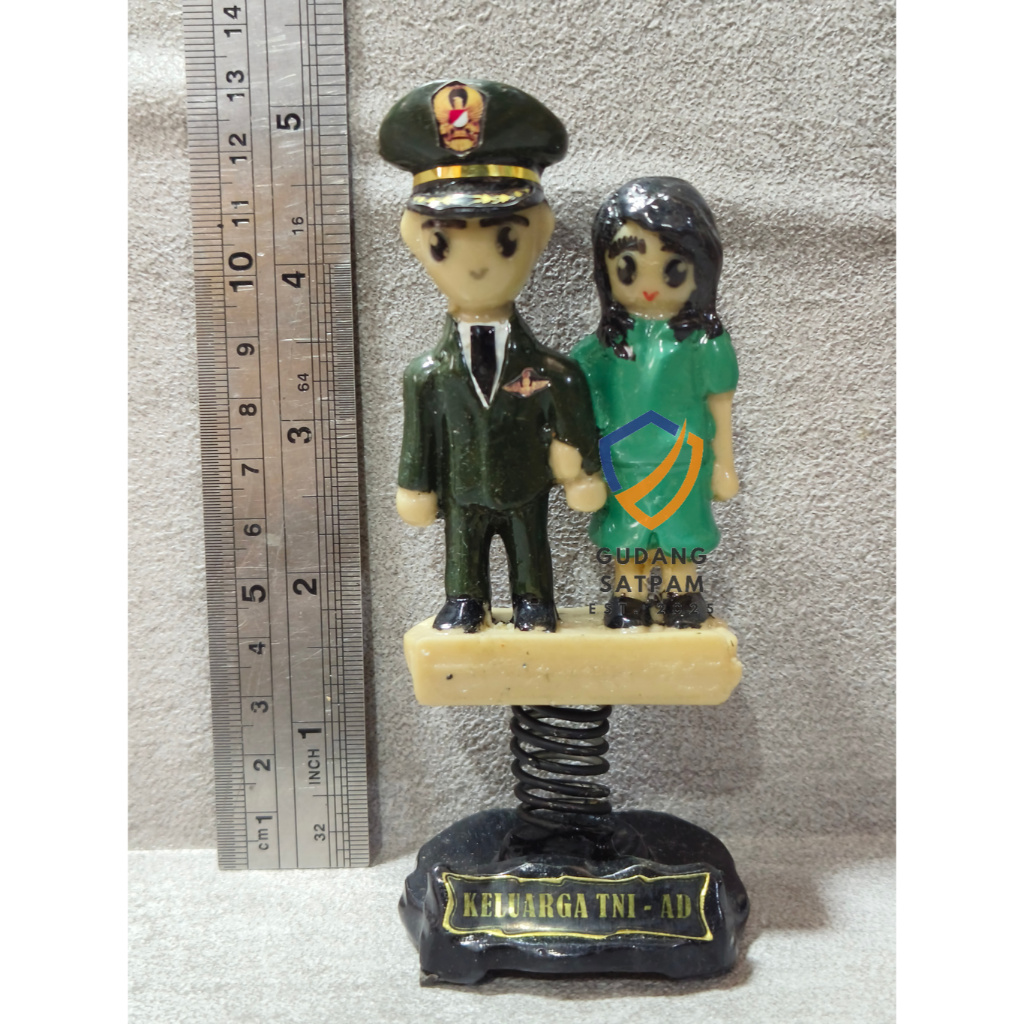 Miniatur Pasangan TNI AD Loreng Ibu Persit (Non) - Pajangan Patung Tni Ad  Ibu Persit